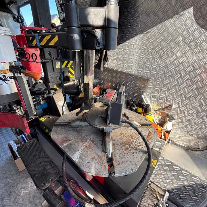 Changement de toutes pièces mécaniques et de carrosserie.